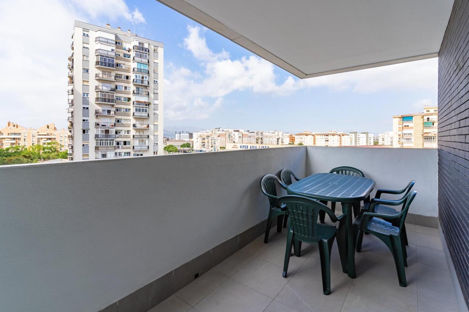 Апартаменты Guestready - Sunny Seaside Escape In Малага Экстерьер фото